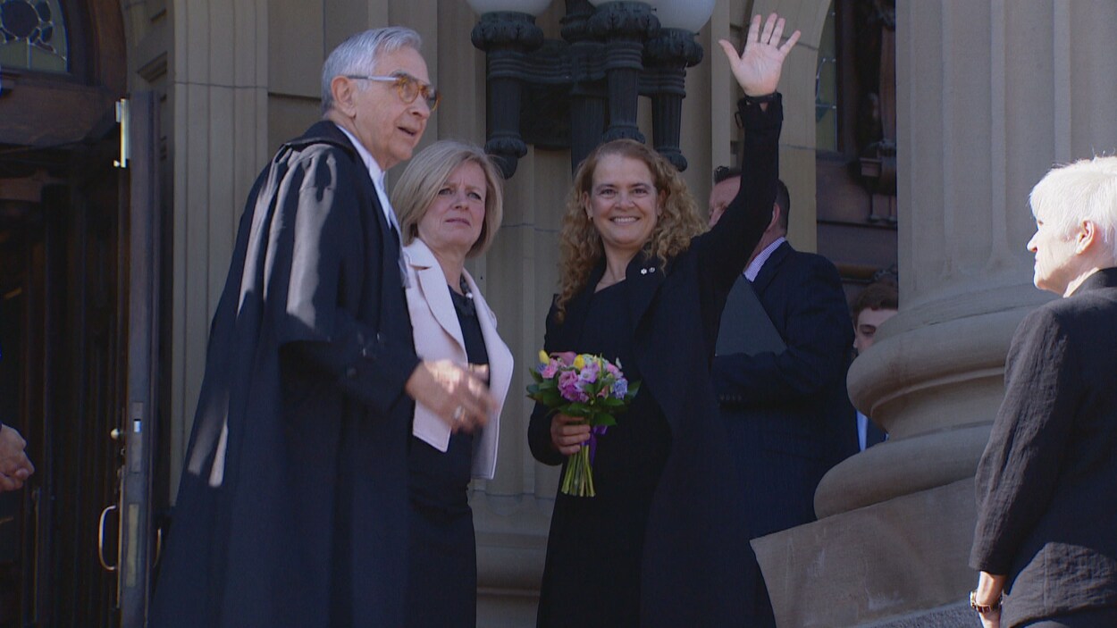 La gouverneure générale Julie Payette, entourée du président de l'assemblée albertaine, Bob Wanner, et de la première ministre Rachel Notley, salue les personnes rassemblées devant l'assemblée à Edmonton. La gouverneure générale Julie Payette, entourée du président de l'assemblée albertaine, Bob Wanner, et de la première ministre Rachel Notley, salue les personnes rassemblées devant l'assemblée à Edmonton.