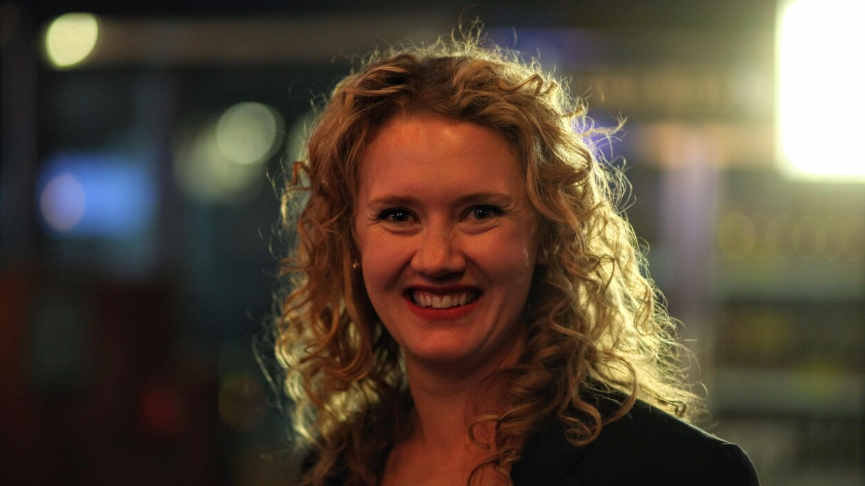 Portrait de Laila Goodridge, souriante face à la caméra.