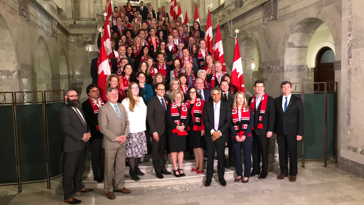 Dans la photo: la première ministre Rachel Notley. Elle est entourée d'une centaine d'hommes et de femmes d'affaires, des responsables syndicaux et ingénieurs venant de la Colombie-Britannique. Ils sont debout dans les marches de la rotonde de l'Assemblée législative. Dans la photo: la première ministre Rachel Notley. Elle est entourée d'une centaine d'hommes et de femmes d'affaires, des responsables syndicaux et ingénieurs venant de la Colombie-Britannique. Ils sont debout dans les marches de la rotonde de l'Assemblée législative.