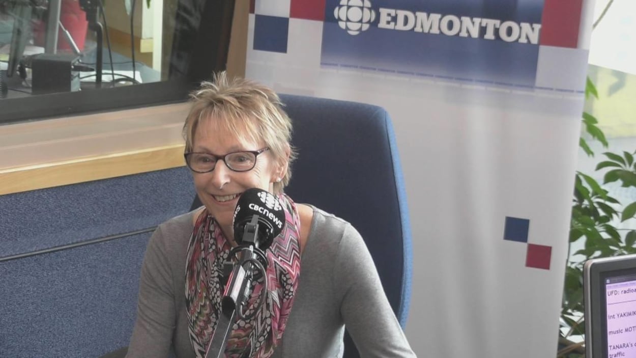Sur la photo, Jenny Yakimik est assise au micro, dans un studio de radio d'Edmonton. Sur la photo, Jenny Yakimik est assise au micro, dans un studio de radio d'Edmonton.