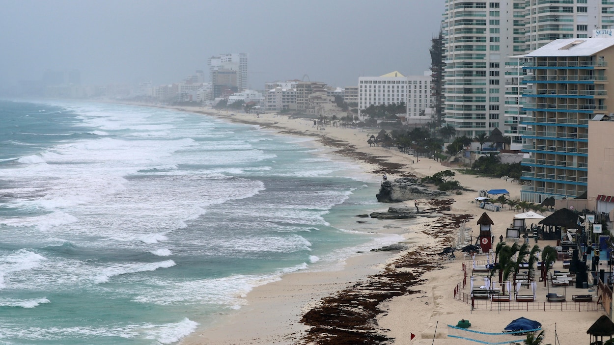 Une plage vide alors que la tempête subtropicale Alberto s'approche de Cancún.