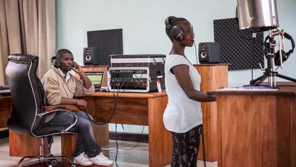 Une femme chante dans un studio de musique. Une femme chante dans un studio de musique.