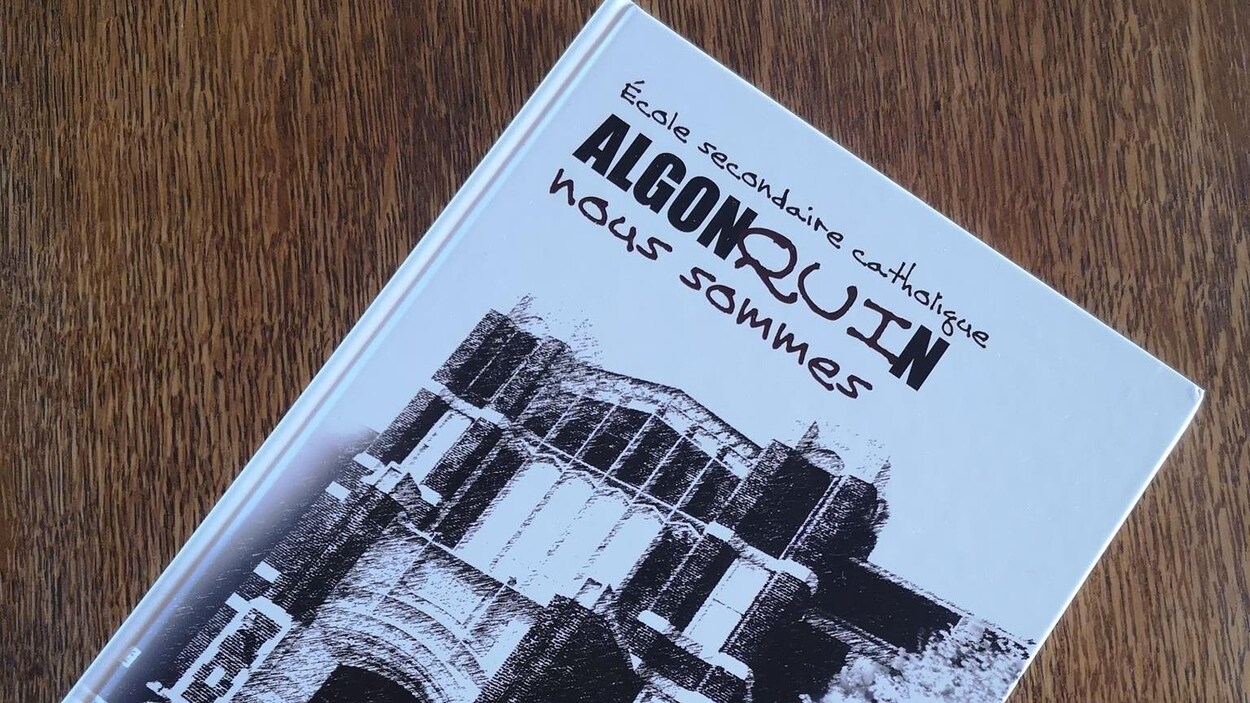 Un exemplaire de l'album souvenir de l'École Algonquin.
