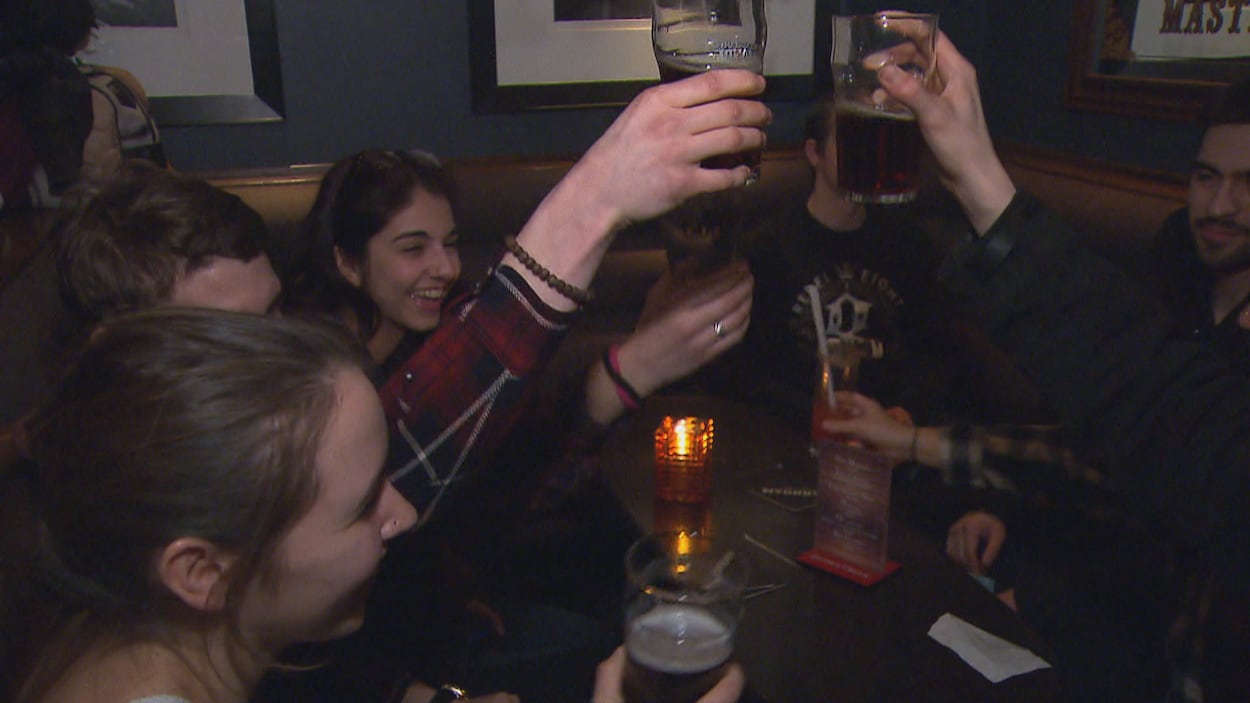 Un groupe qui consomme de l'alcool Un groupe qui consomme de l'alcool