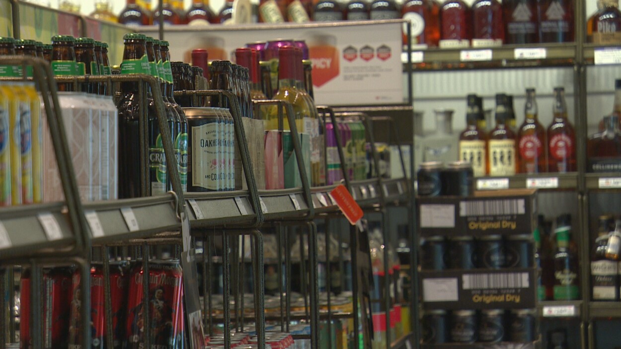 Des étagères avec des bouteilles d'alcool dans un magasin.
