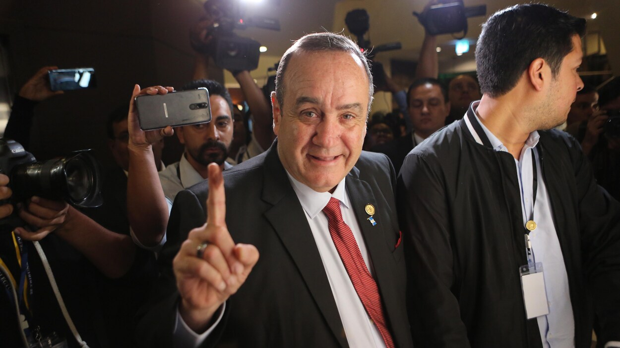 Le Candidat Conservateur Remporte Les élections - 