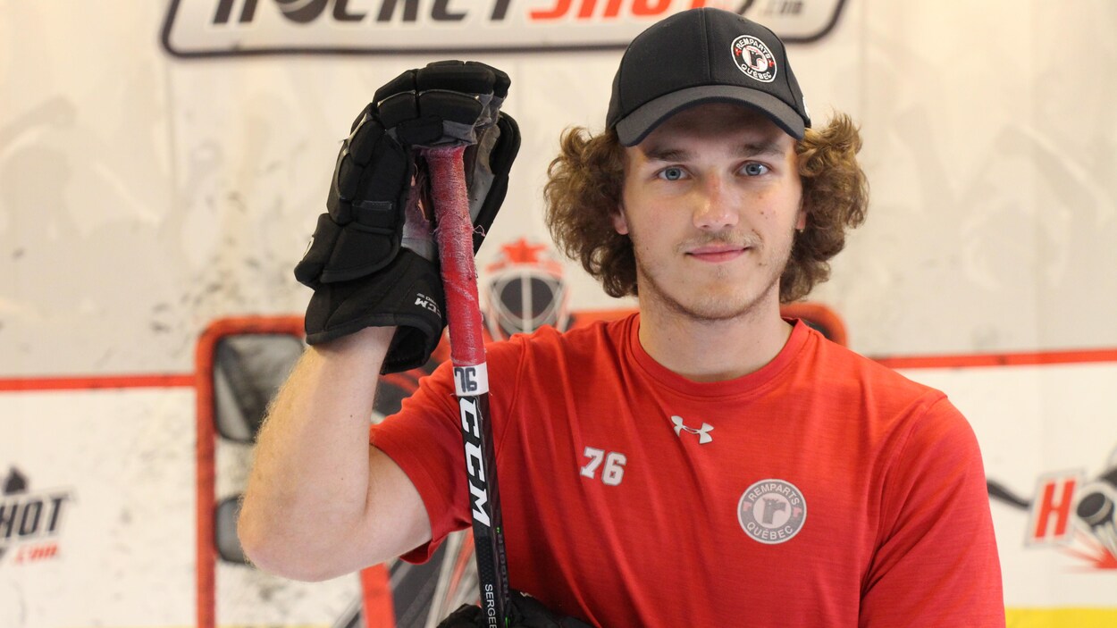 Alekseio Sergeev pose avec ses gants et son bâton