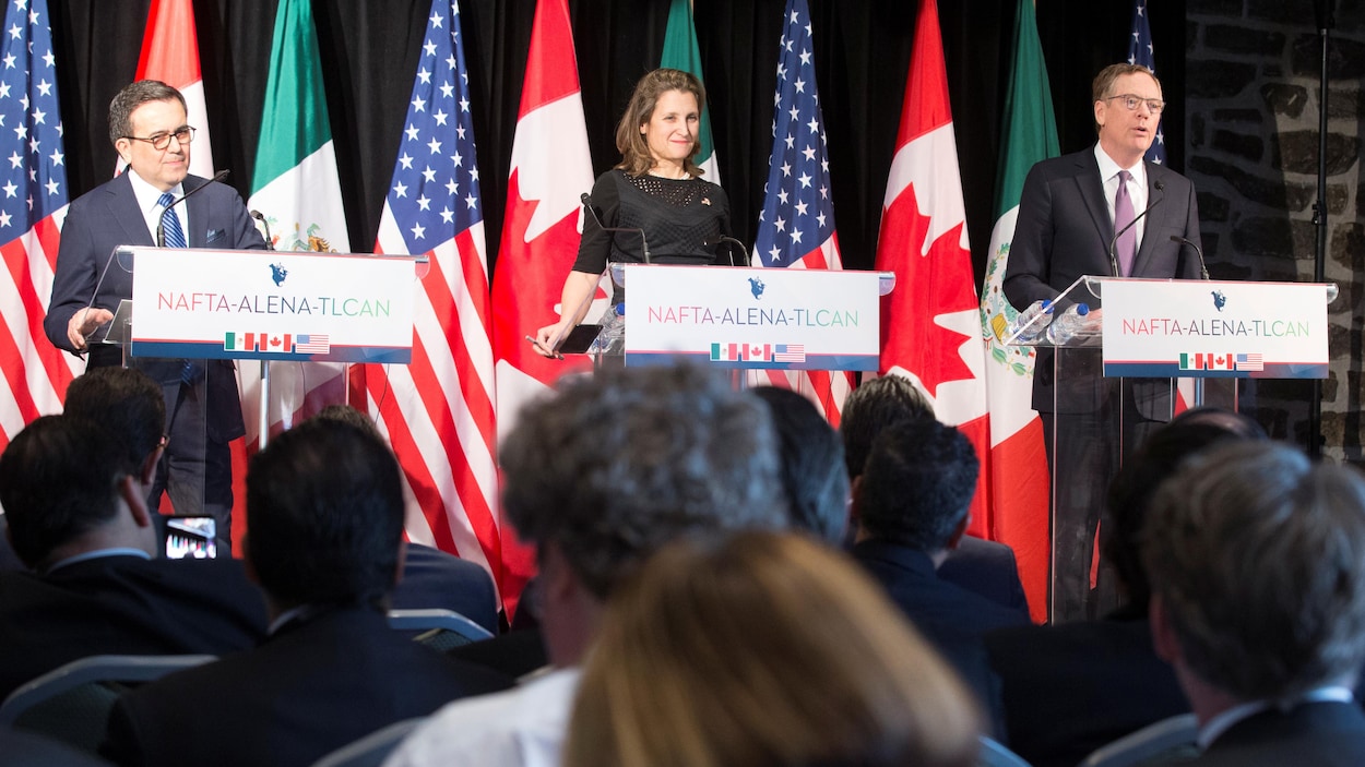 Le ministre de l'économie du Mexique, Ildefonso Guajardo, la ministre canadienne des Affaires étrangères, Chrystia Freeland, et le représentant américain aux négociations, Robert Lighthizer, parlent à la presse. Le ministre de l'économie du Mexique, Ildefonso Guajardo, la ministre canadienne des Affaires étrangères, Chrystia Freeland, et le représentant américain aux négociations, Robert Lighthizer, parlent à la presse.