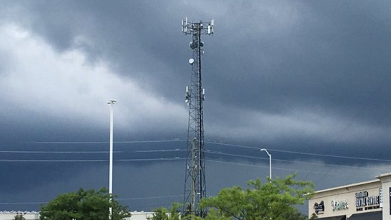 Des nuages noirs dans le ciel