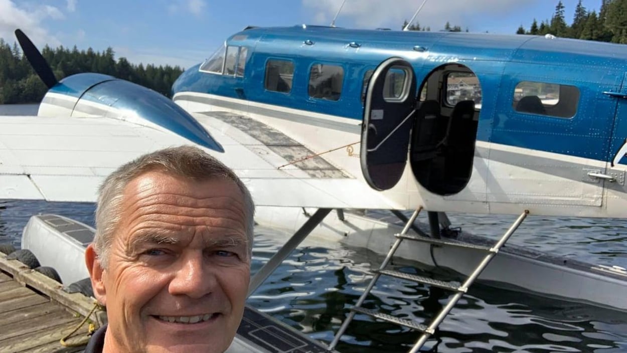 Alex Bahlsen devant un avion.