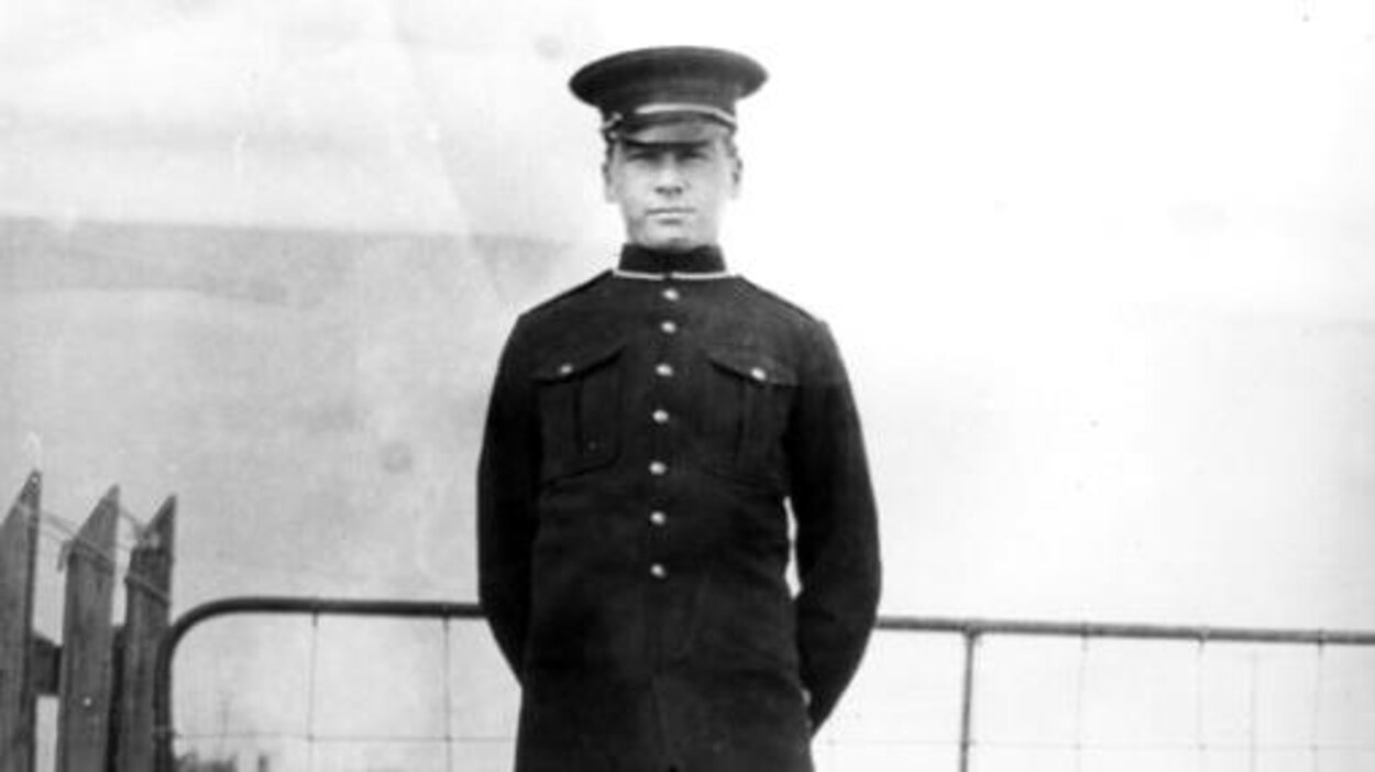 Photo d'époque d'Alex Decoteau, debout, en uniforme Photo d'époque d'Alex Decoteau, debout, en uniforme