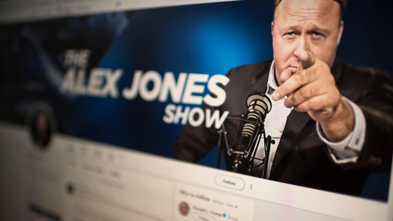 La photo montre le compte Twitter d'Alex Jones.