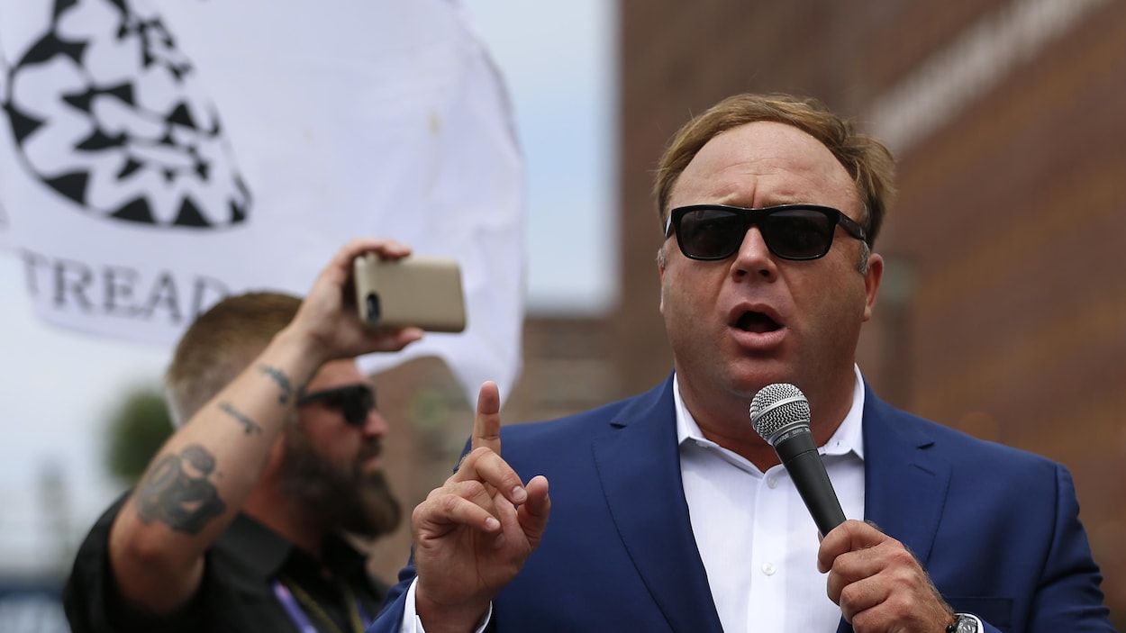 Alex Jones, un micro à la main, s'adresse à une foule.