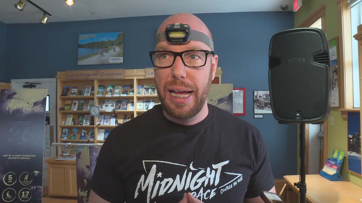 Le vice-président de l'agence Orkestra, Alex Van Dieren, avec une lampe frontale et un t-shirt de la Course de nuit-Midnight Race. Le vice-président de l'agence Orkestra, Alex Van Dieren, avec une lampe frontale et un t-shirt de la Course de nuit-Midnight Race.