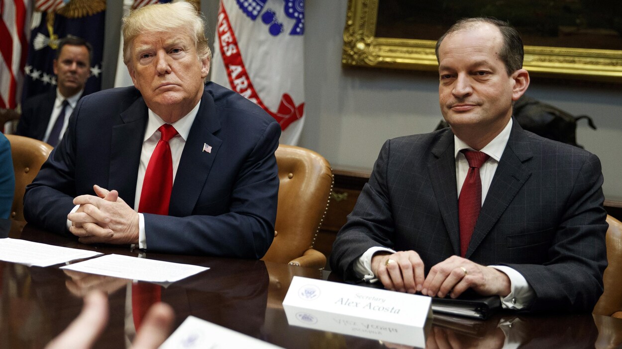 Le secrétaire américain au Travail, Alexander Acosta, assis à côté du président Donald Trump à la Maison-Blanche en septembre dernier.