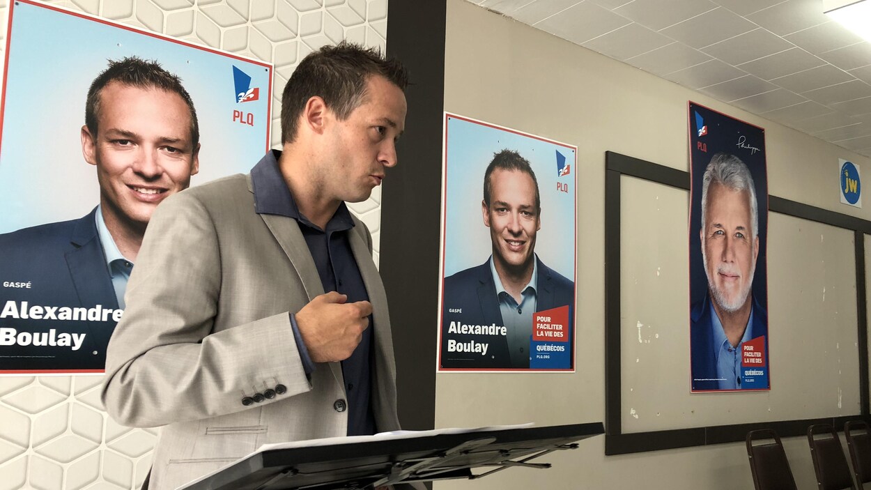 La candidat du PLQ devant un lutrin en présentation publique