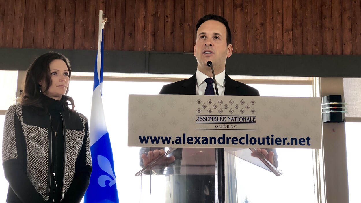 Alexandre Cloutier en conférence de presse avec sa conjointe. Alexandre Cloutier en conférence de presse avec sa conjointe.