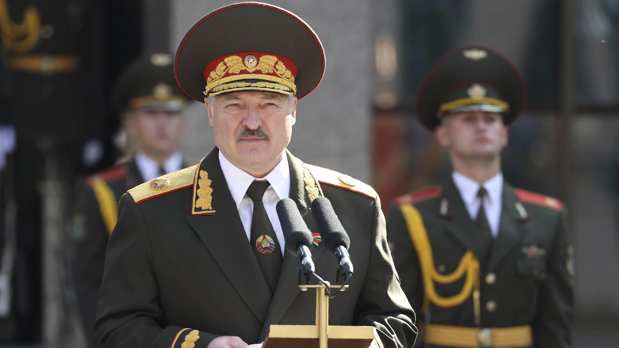 Alexandre Loukachenko, en uniforme militaire, prononce un discours.