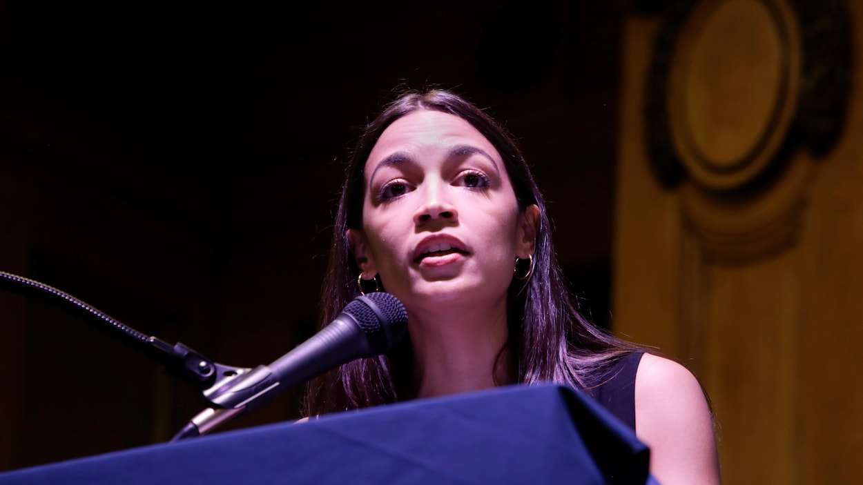 La représentante prend la parole lors d'une assemblée publique sur l'immigration à la Nancy DeBenedittis Public School dans le Queens, à New York, le 20 juillet 2019.