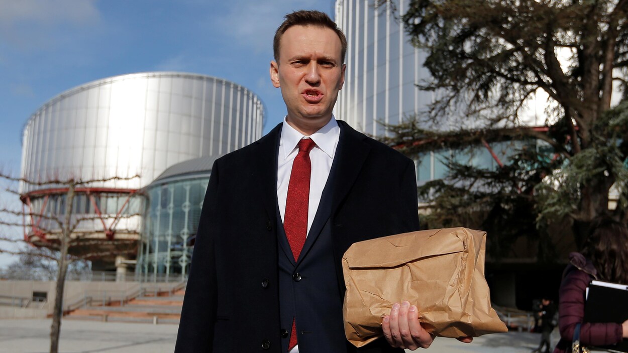 Le leader de l’opposition russe Alexeï Navalny quitte la Cour européenne des droits de l’homme le 24 janvier 2018