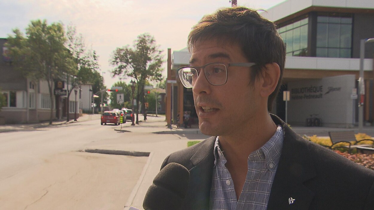 Le député fédéral de Lac-Saint, Alexis Brunelle-Duceppe, accorde une entrevue à une équipe de Radio-Canada à l'extérieur.