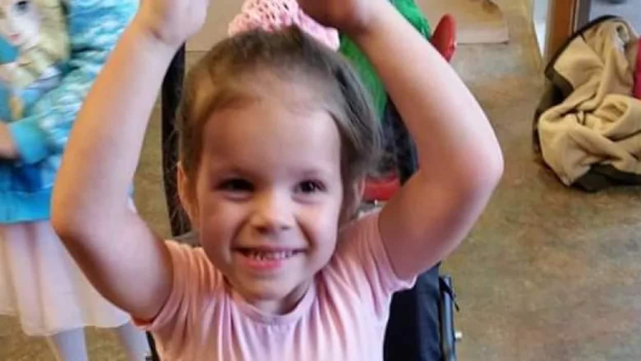 Alexis, âgée de 7 ans, durant une classe de danse.