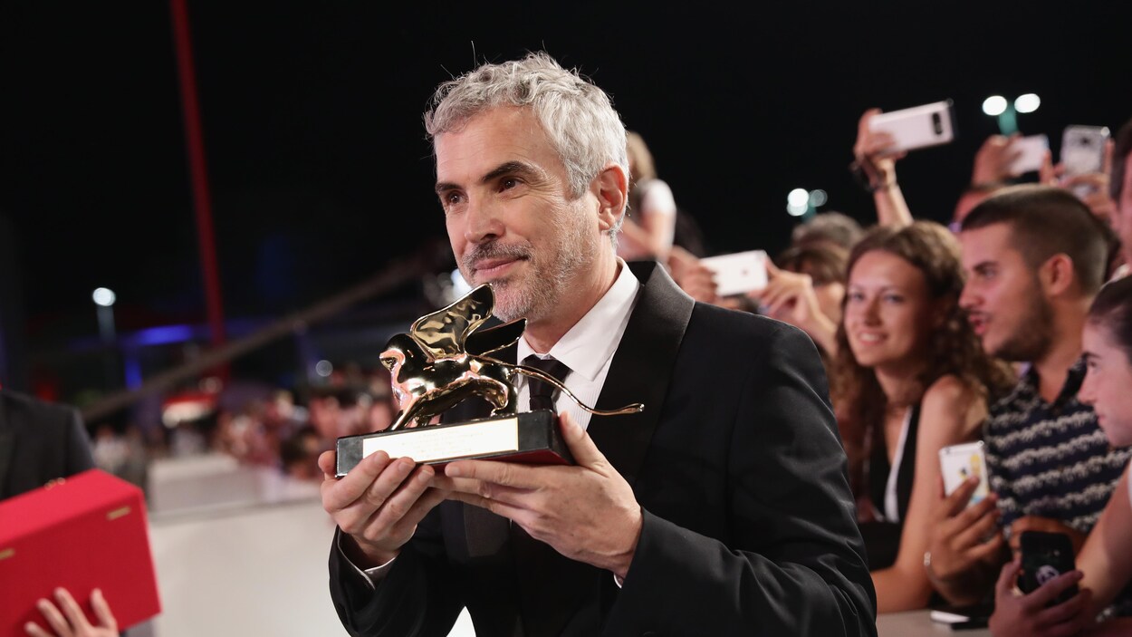 Le réalisateur mexicain Alfonso Cuaron tient son Lion d'or sur le tapis rouge de la cérémonie de remise de prix de la Mostra de Venise. Le réalisateur mexicain Alfonso Cuaron tient son Lion d'or sur le tapis rouge de la cérémonie de remise de prix de la Mostra de Venise.