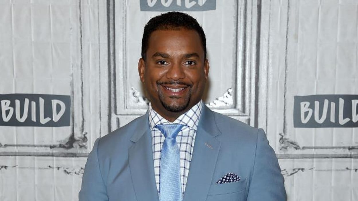 Portrait d'Alfonso Ribeiro en costume bleu ciel.