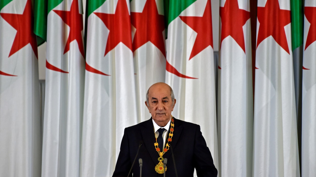 Le président algérien prononce un discours.