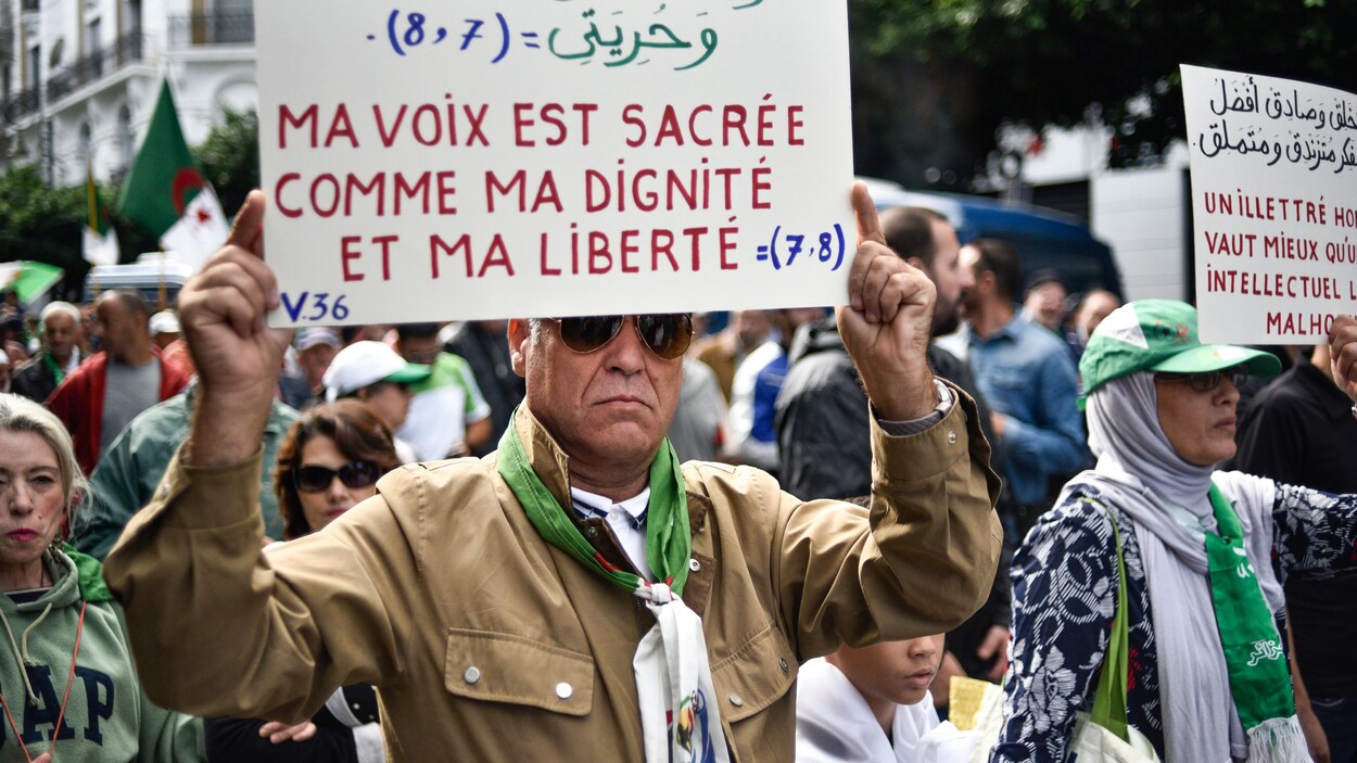 « Ma voix est sacrée comme ma dignité et ma liberté », peut-on lire sur une affiche brandie par une manifestant. « Un illettré honnête vaut mieux qu'un intellectuel malhonnête », peut-on lire sur une autre.