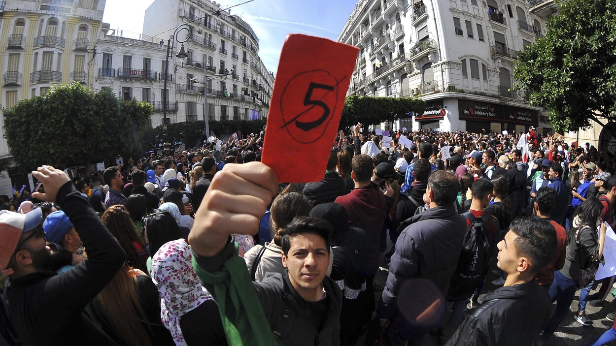 Des centaines d'étudiants se rassemblent à Alger pour protester contre la décision du président algérien Abdelaziz Bouteflika de briguer un cinquième mandat.