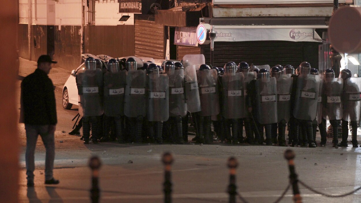 Des policiers antiémeute dans les rues d'Alger après l'élection présidentielle.