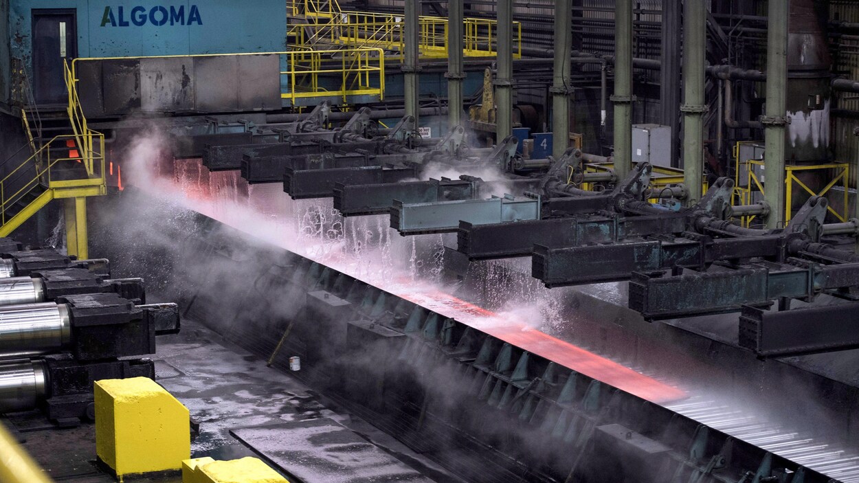 De la vapeur s'élevant de l'intérieur d'une usine.