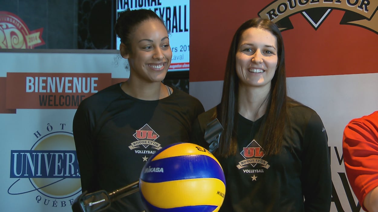 Alyssa Fields et Alice Cloutier lors d’une conférence de presse portant sur la présentation du championnat national universitaire de volleyball féminin à Québec. Alyssa Fields et Alice Cloutier lors d’une conférence de presse portant sur la présentation du championnat national universitaire de volleyball féminin à Québec.