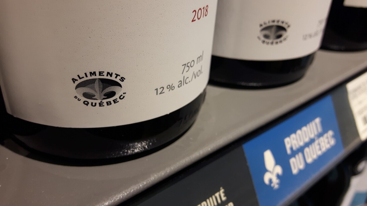 Le logo Aliments du Québec sur une bouteille de vin.