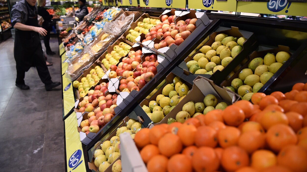 Des aliments dans des comptoirs d'une épicerie. Des aliments dans des comptoirs d'une épicerie.