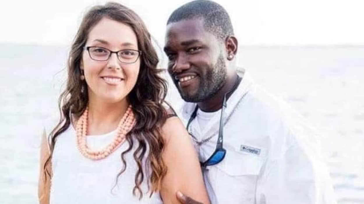 Un couple pose devant la mer