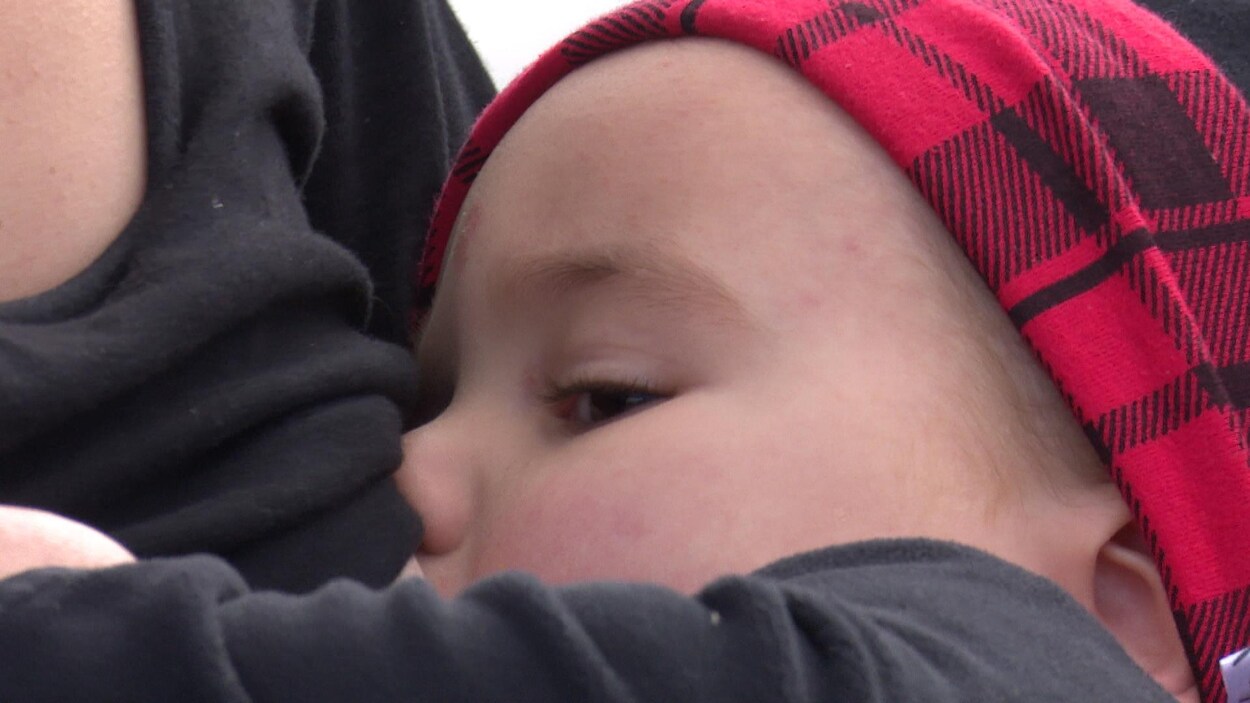 Un enfant nourri par sa mère lors de cette journée de sensibilisation