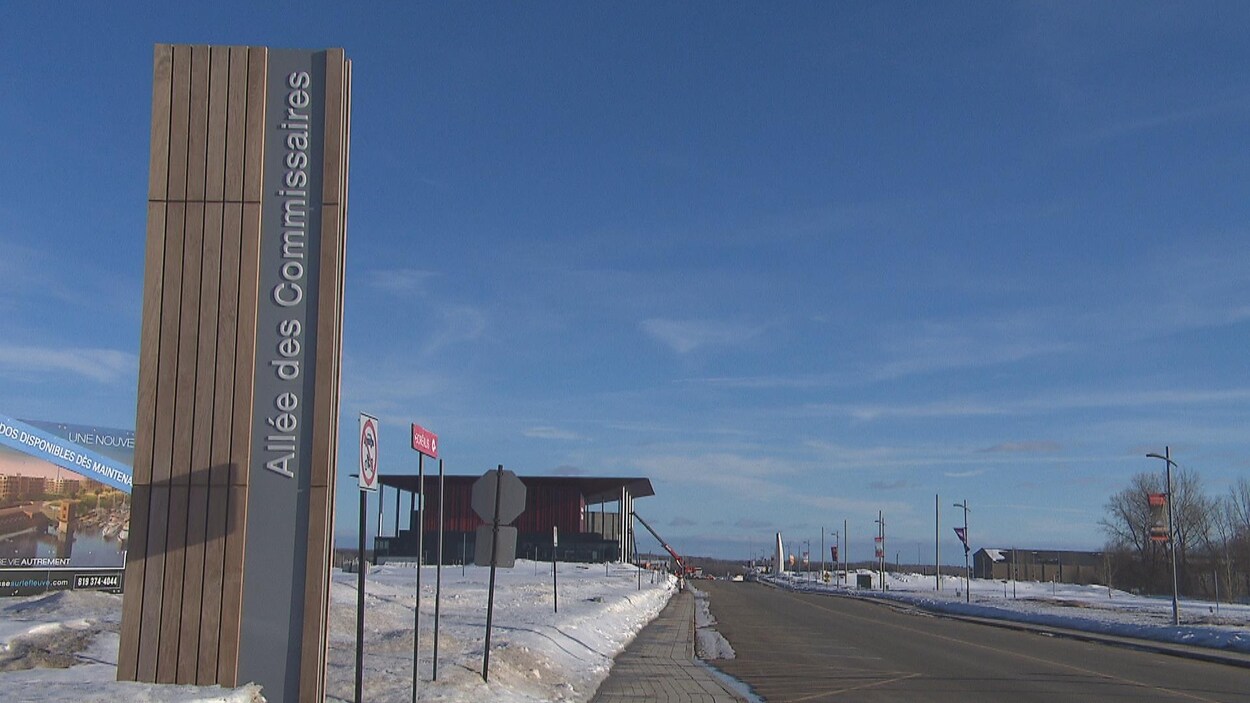 Pancarte "Allée des commissaires" devant l'amphithéâtre Cogeco