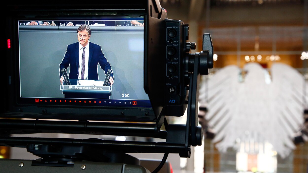 Bernd Baumann, du parti AfD, s'adresse à la chambre basse du Parlement après les élections générales du 24 octobre.