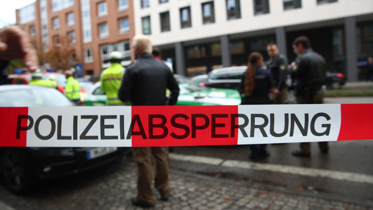 Des policiers allemands surveillent une rue de Munich. Des policiers allemands surveillent une rue de Munich.