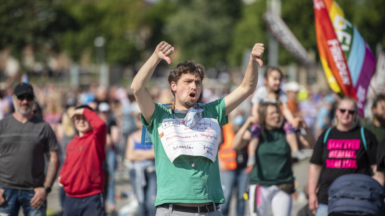 Des manifestants avec banderoles et pancartes.