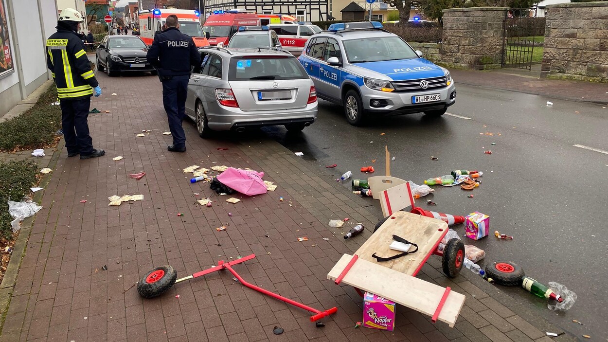 Un chariot brisé est derrière la voiture qui a foncé dans la foule.