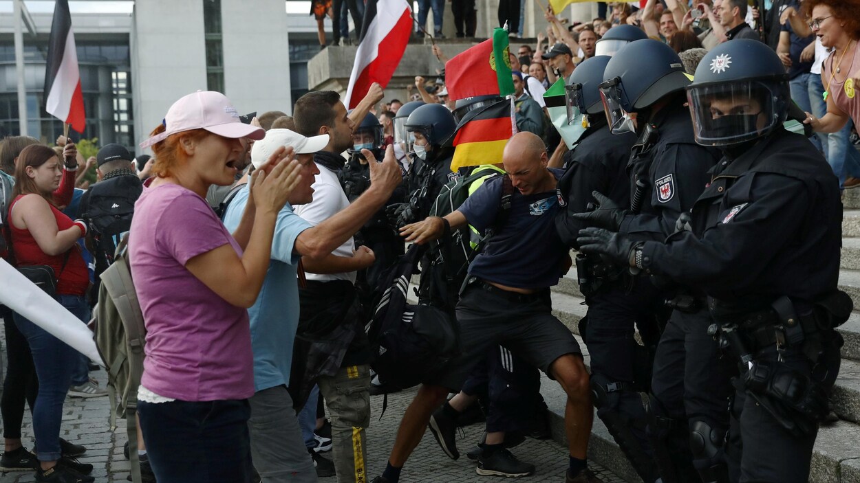 Des manifestants se battent avec des policiers devant les portes du Parlement national à Berlin.