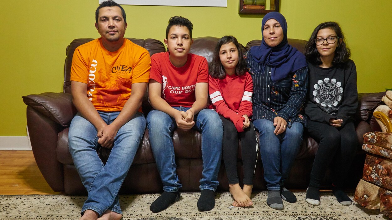 La famille Alnaasan assise sur un divan.