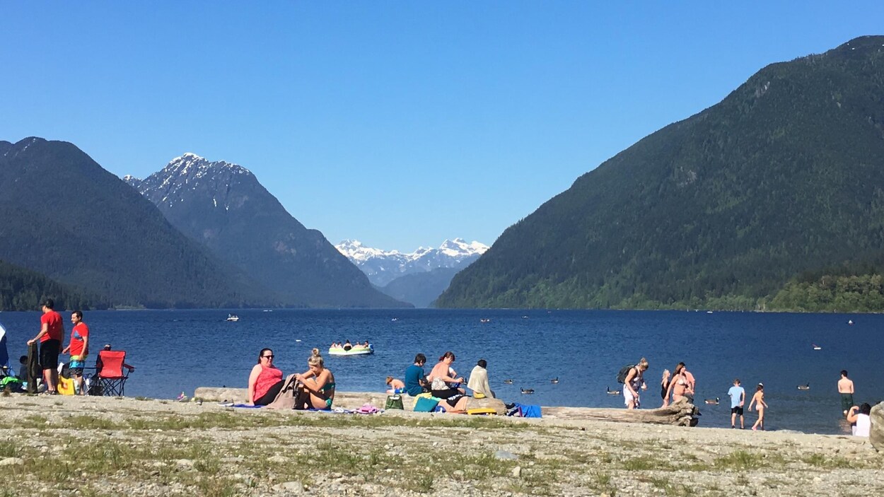 Des gens prennent le soleil au Lac Alouette dans le parc provincial Golden Ears en C.-B.