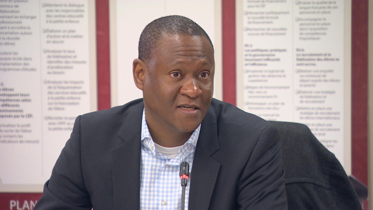 Alpha Barry préside une réunion du Conseil scolaire fransaskois tenue à Regina.