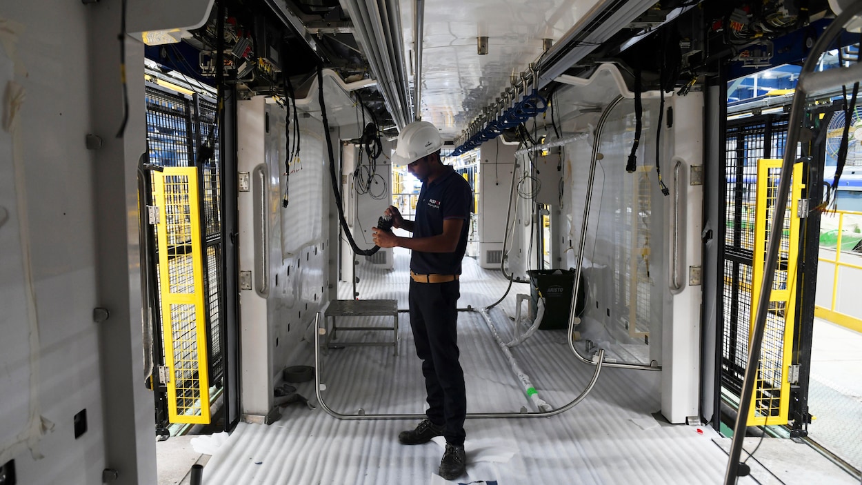 Un employé d'Alstom travaille à l'intérieur d'un nouveau modèle de wagon.