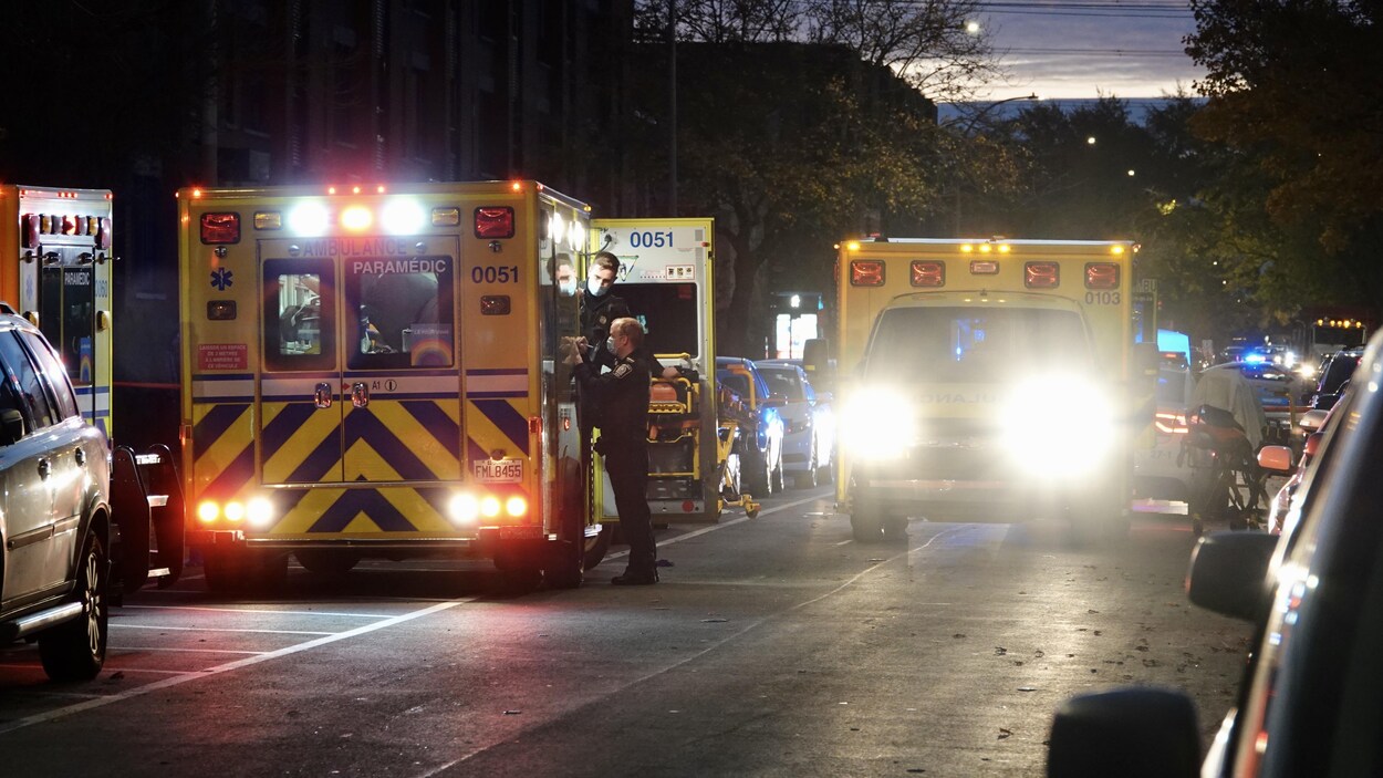 Des ambulanciers sur les lieux de l’altercation armée.