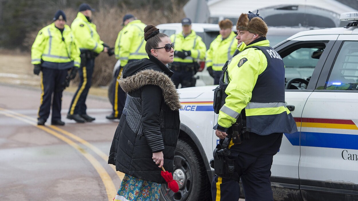 L'activiste micmaque Michelle Paul près du barrage policier de la GRC à Fort Ellis, en Nouvelle-Écosse, le 10 avril 2019.